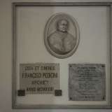 Alla destra del portone principale � incastonata invece la lapide commemorativa con le spoglie dell�arcivescovo Francesco Pedicini, sormontata da un medaglione con il suo rilievo marmoreo